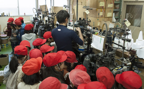 1階編み立て作業見学