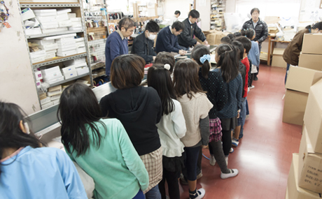 3階包装作業見学