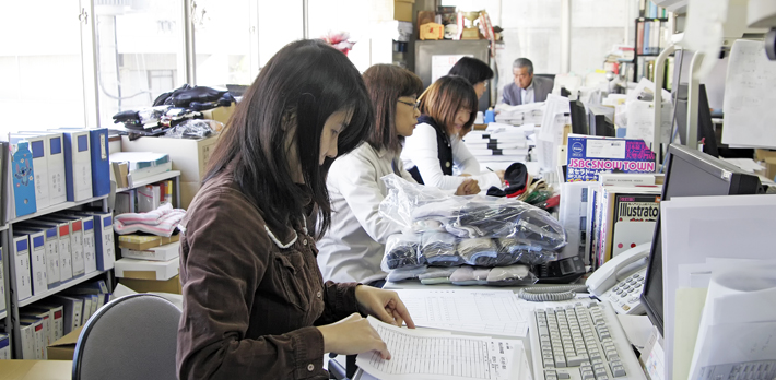 事務部門をはじめ、各部署で女性も活躍しています。