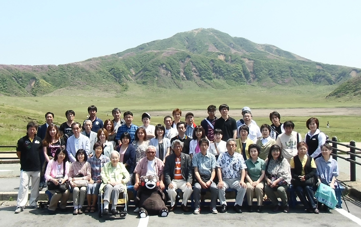 「心豊かなれば自ずと栄ゆ」という信条のもと、毎年社員全員・お得意様一体となった社員旅行が行われています。