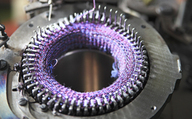 現在も稼働するB式編み機